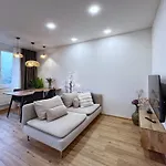 Jana's Wow Apt, 3 Room, Free Parking, 15'airpt, 25'city * 프라하