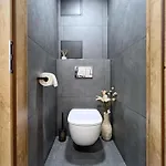 Jana's Wow Apt, 3 Room, Free Parking, 15'airpt, 25'city *
