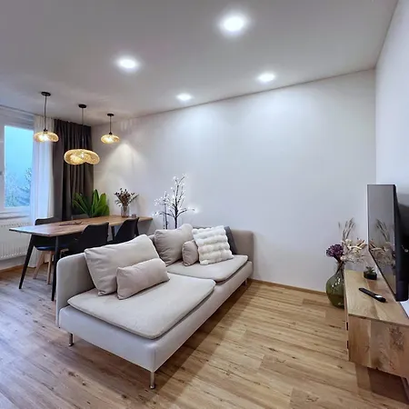 Jana's Wow Apt, 3 Room, Free Parking, 15'airpt, 25'city * Prag