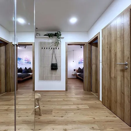 Apartament Jana's Wow Apt, 3 Room, Free Parking, 15'airpt, 25'city