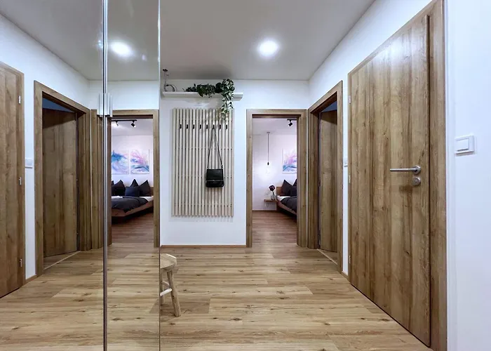 Apartament Jana's Wow Apt, 3 Room, Free Parking, 15'airpt, 25'city