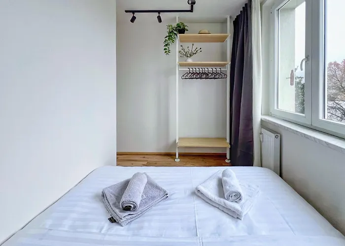 Jana's Wow Apt, 3 Room, Free Parking, 15'airpt, 25'city Praga