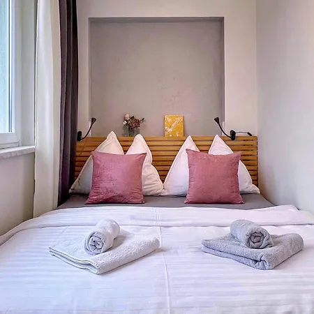 Апартаменты Jana's Wow Apt, 3 Room, Free Parking, 15'airpt, 25'city